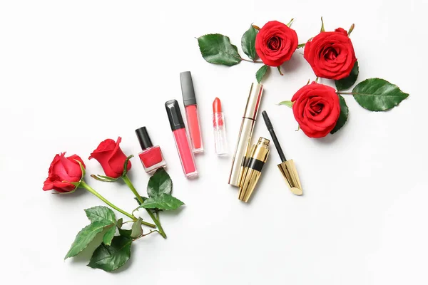 Vackra Röda Rosor Och Kosmetika Vit Bakgrund — Stockfoto