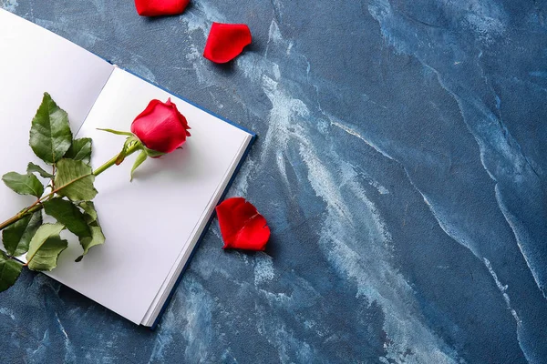 Libro Con Páginas Blanco Hermosa Rosa Roja Sobre Fondo Color — Foto de Stock