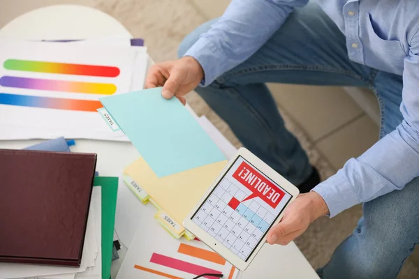 Businessman Holding Paper Word Taxes Tablet Computer Office Concept Deadline — Stock Photo, Image