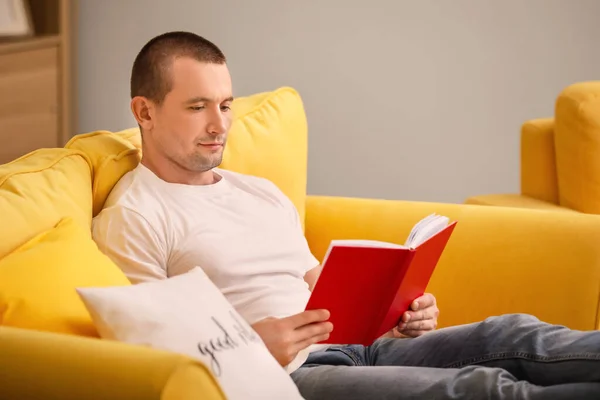 Homem Leitura Livro Casa — Fotografia de Stock