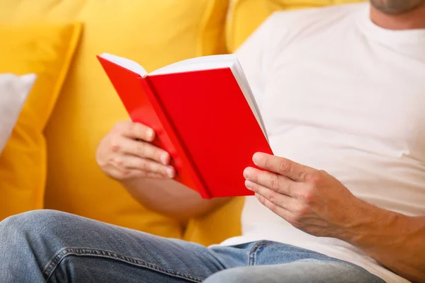 Homem Lendo Livro Casa Close — Fotografia de Stock