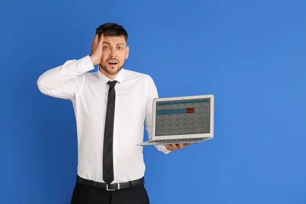 Stressad Affärsman Med Bärbar Dator Färg Bakgrund Begreppet Tidsfrist — Stockfoto