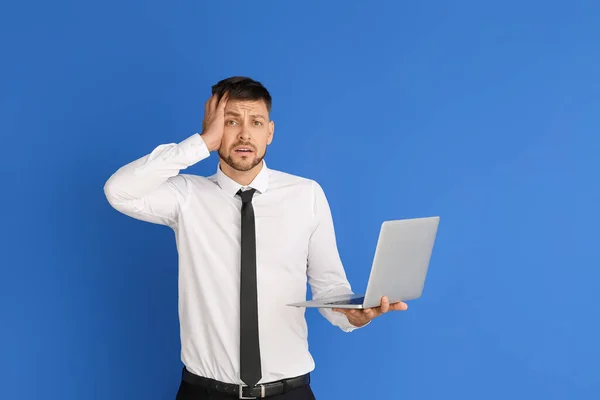 Stressad Affärsman Med Bärbar Dator Färg Bakgrund Begreppet Tidsfrist — Stockfoto