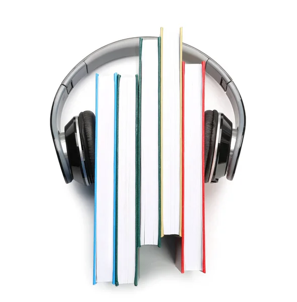 Kitaplar Beyaz Arka Planda Modern Kulaklıklar Ses Kitapçığı Kavramı — Stok fotoğraf