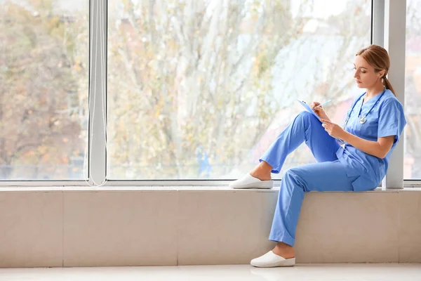 Female Doctor Sitting Window Sill Clinic — Stock Photo, Image