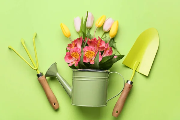 Zahradní Nástroje Květiny Barevném Pozadí — Stock fotografie