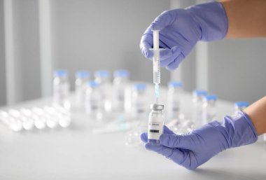 Klinikte COVID-19 'a karşı aşı aşısı olan doktor.