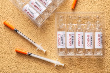 Renk arka planında COVID-19 'a karşı aşılama