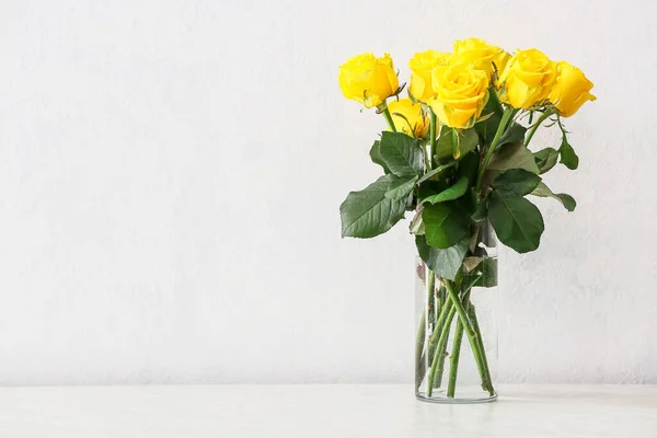 Βάζο Όμορφα Κίτρινα Τριαντάφυλλα Στο Τραπέζι Φόντο Φως — Φωτογραφία Αρχείου