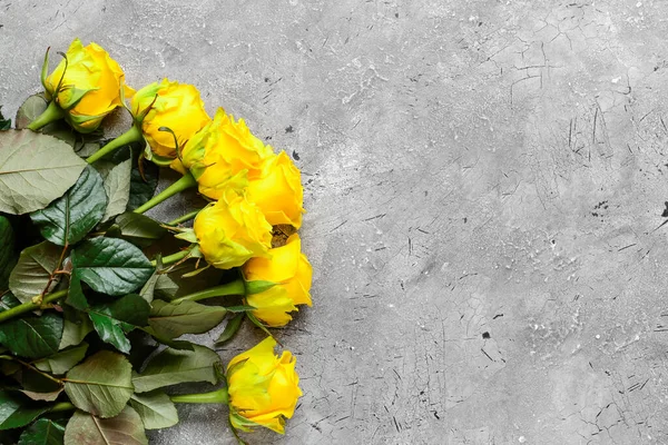 Hermosas Rosas Amarillas Sobre Fondo Gris — Foto de Stock