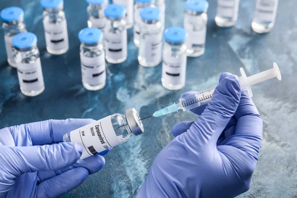 Läkare Med Vaccin För Immunisering Mot Covid Kliniken — Stockfoto