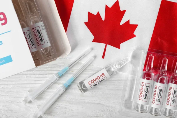 Vakcína Pro Imunizaci Proti Covid Vlajka Kanady Bílém Dřevěném Pozadí — Stock fotografie