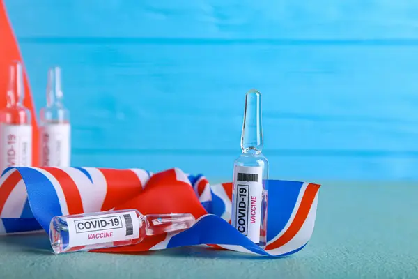 Vakcína Pro Imunizaci Proti Covid Vlajce Velké Británie Stole — Stock fotografie