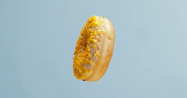 Renk arkaplanında lezzetli döner donut