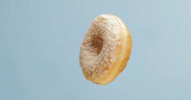 Renk arkaplanında lezzetli döner donut