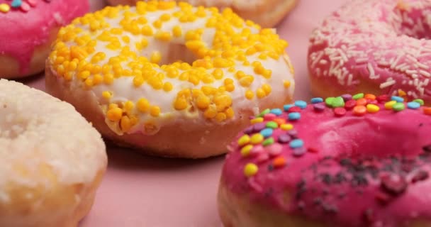 Сладкие Пончики Цветном Фоне Крупным Планом — стоковое видео