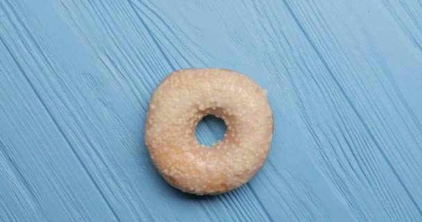 Süßer Leckerer Donut Auf Holzgrund Draufsicht — Stockvideo