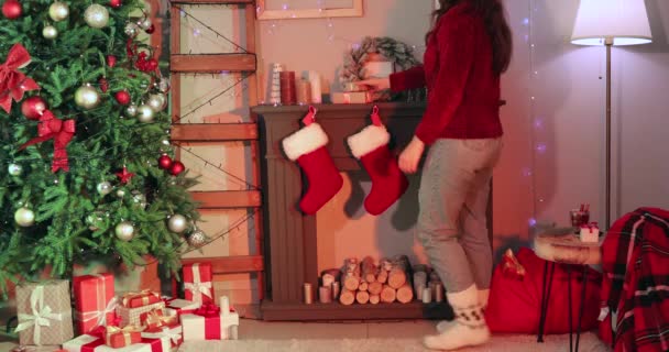 Женщина Кладет Подарки Носки Висит Камине Дома Канун Рождества Лицензионные Стоковые Видео