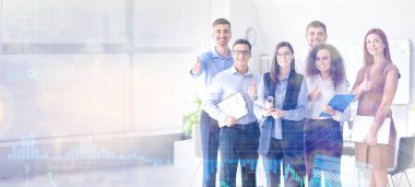 Sanal ekran ve iş arkadaşlarının ofiste çift pozlama