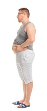 Beyaz arka planda şişman bir adam. Kilo verme konsepti