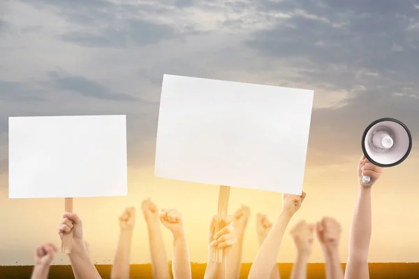 Mani Protesta Persone Con Megafono Cartelli All Aperto — Foto Stock