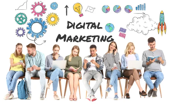 Jóvenes Sentados Sobre Fondo Blanco Concepto Marketing Digital — Foto de Stock