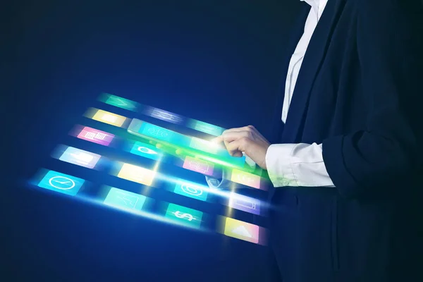 Tablet Bilgisayarı Olan Bir Kadın Karanlık Arka Planda Sanal Ekran — Stok fotoğraf