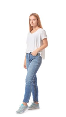 Beyaz arka planda güzel bir genç kadının portresi.