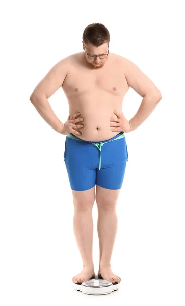 Hombre Con Sobrepeso Escamas Sobre Fondo Blanco Concepto Pérdida Peso — Foto de Stock
