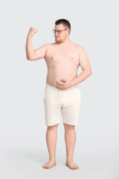 Hombre Con Sobrepeso Sobre Fondo Gris Concepto Pérdida Peso — Foto de Stock