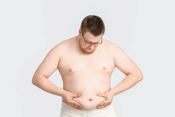 Uomo Sovrappeso Sfondo Grigio Perdita Peso Concetto — Foto Stock