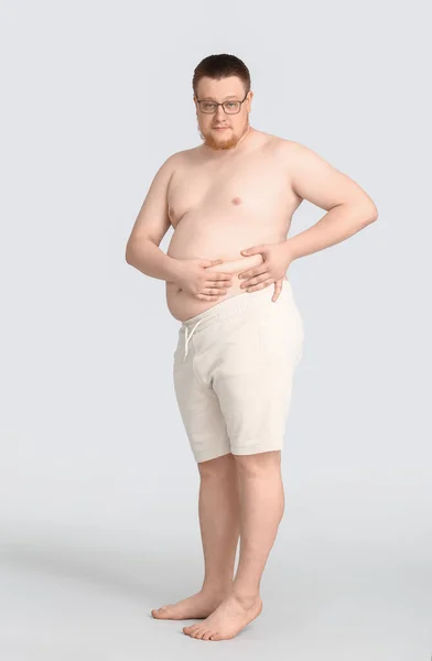 Hombre Con Sobrepeso Sobre Fondo Gris Concepto Pérdida Peso —  Fotos de Stock