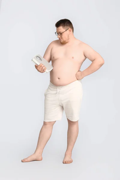 Hombre Con Sobrepeso Escamas Sobre Fondo Gris Concepto Pérdida Peso —  Fotos de Stock