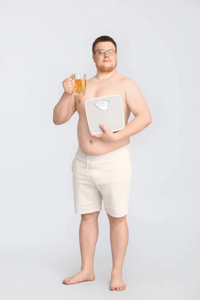 Muž Nadváhou Šupinami Sklenicí Piva Šedém Pozadí Koncept Hubnutí — Stock fotografie