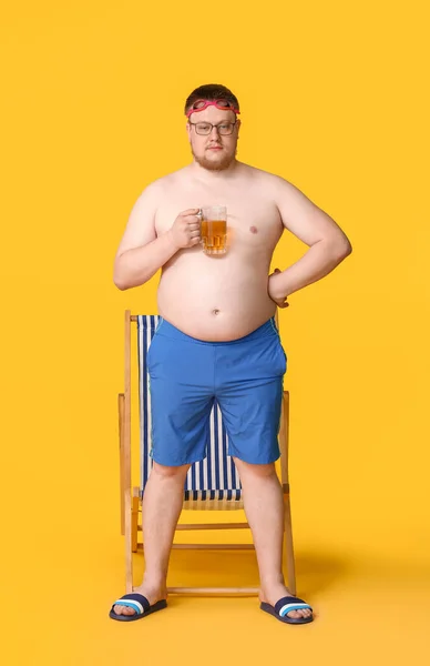 Człowiek Nadwagą Strojach Kąpielowych Szklanką Piwa Tle Koloru Koncepcja Odchudzania — Zdjęcie stockowe