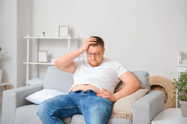 自宅でタイトジーンズで太りすぎの男をストレス 減量の概念 — ストック写真