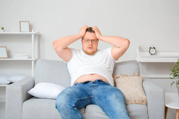 Stressed Overweight Man Tight Jeans Home Weight Loss Concept — Stock Photo, Image