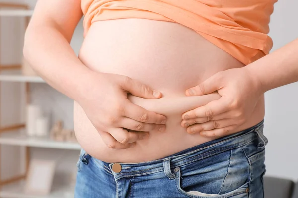 Evde şişman bir adam var. Kilo verme konsepti