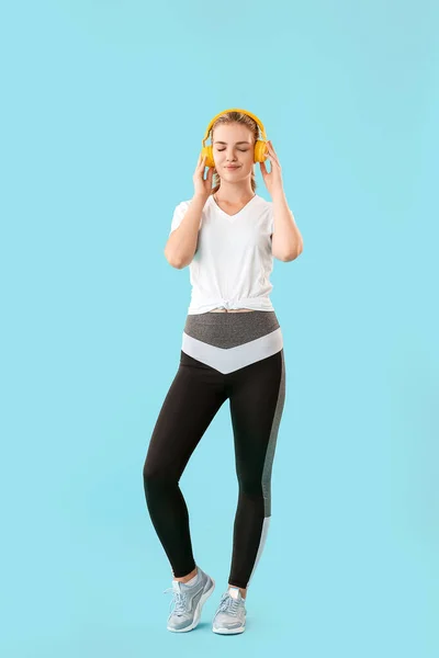 Mujer Joven Deportiva Con Auriculares Sobre Fondo Color —  Fotos de Stock