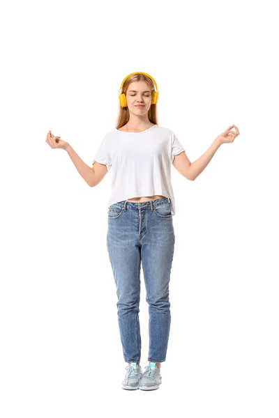 Hermosa Mujer Joven Con Auriculares Sobre Fondo Blanco — Foto de Stock