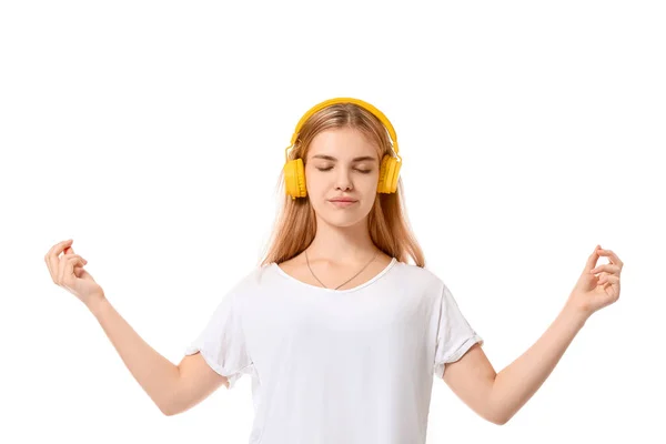 白い背景のヘッドフォンを持つ美しい若い女性 — ストック写真