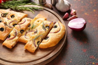 Grunge arkaplanı üzerine geleneksel İtalyan Focaccia tablosu