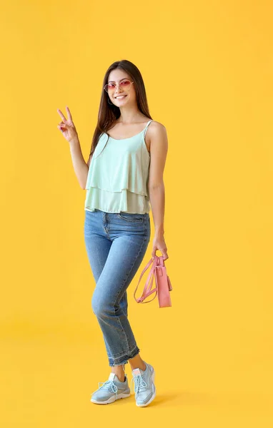 Beautiful Young Woman Showing Victory Sign Color Background — Stock Photo, Image