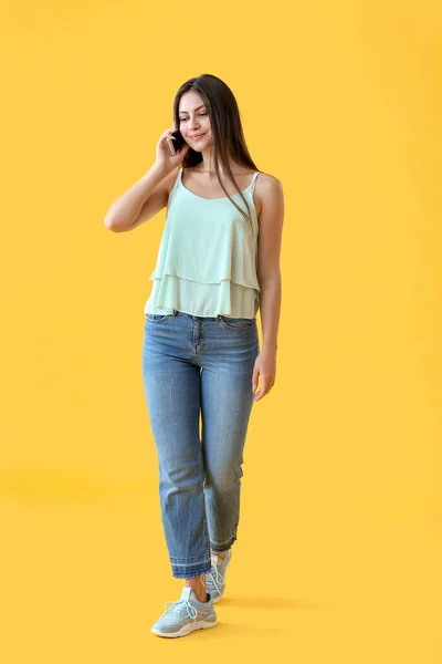 Mooie Jonge Vrouw Praten Door Mobiele Telefoon Kleur Achtergrond — Stockfoto