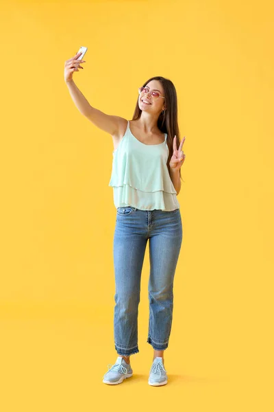 Mulher Bonita Tomando Selfie Fundo Cor — Fotografia de Stock