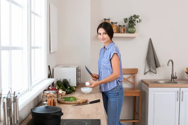 Mutfakta Yemek Pişiren Güzel Genç Bir Kadın — Stok fotoğraf