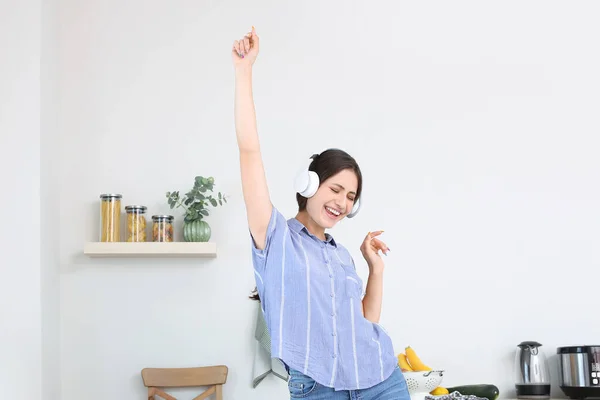 Beautiful Young Woman Headphones Kitchen — Stock Photo, Image