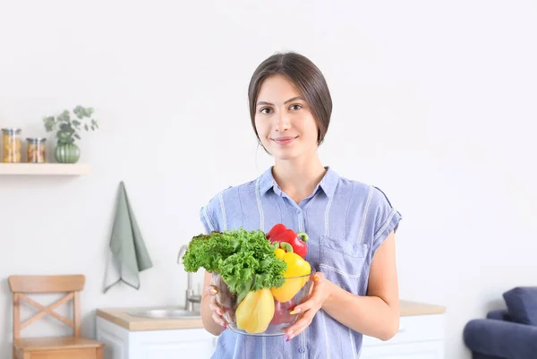 Hermosa Joven Con Verduras Cocina —  Fotos de Stock