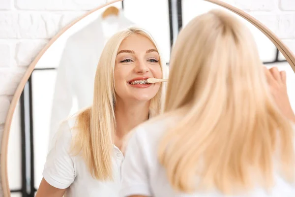 Mujer Joven Con Frenos Dentales Cepillo Dientes Madera Casa — Foto de Stock