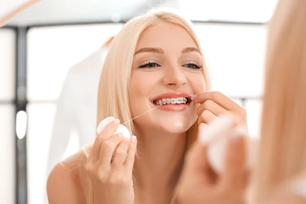 Mujer Joven Con Aparatos Dentales Hilo Dental Primer Plano — Foto de Stock